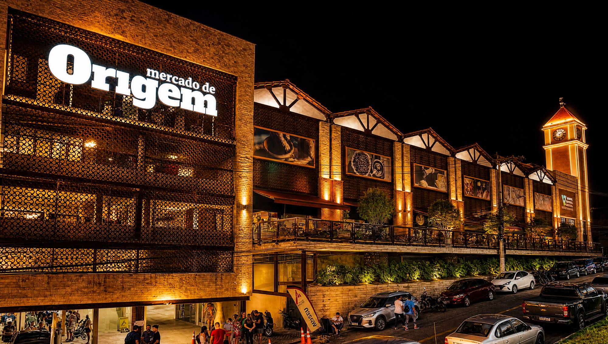 Fachada externa noturna do Mercado de Origem